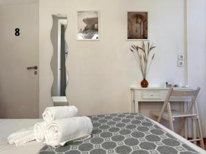 里斯本262 Baixa Guesthouse的一间卧室配有一张床和一张带毛巾的书桌