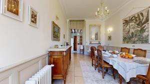 拉弗雷切La Templerie - Chambres d'hôtes的厨房以及带桌椅的用餐室。