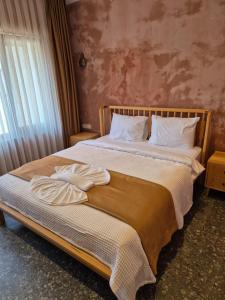 伊斯坦布尔BKM Hostel的一间卧室配有一张床,上面有两条毛巾