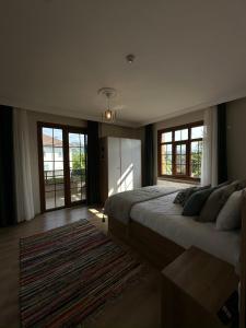 里泽RizeKonak Luxury Villa Private Garden Ac Sea View的卧室配有2张床、窗户和地毯。