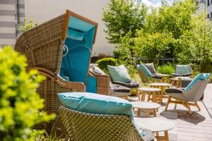 罗斯托克罗斯托克汽车旅馆的庭院里一排柳条椅和桌子