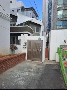 釜山Soban Stay的大楼前的车库,有一个棕色的门