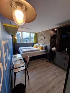 汉诺威翰诺威普罗梅西酒店的酒店客房设有一张床铺和一张玻璃桌