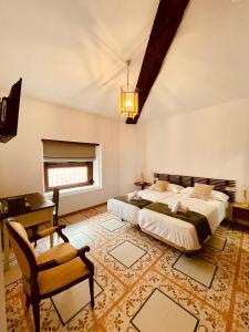 翁达拉Hotel 3* La Casona de las Flores的一间卧室配有一张床、一张桌子和一把椅子