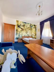 赫拉尼采Hotel Růžek的酒店客房配有一张床铺和一张桌子。