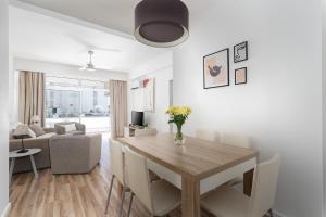 波尔蒂芒Vistamar Apartments的白色的客厅配有桌子和沙发
