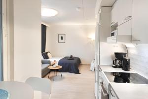 万塔Flamingo Modern Studio near Airport w FREE Parking的一间小公寓,设有厨房和一间卧室