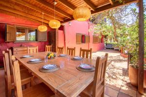 圣布里希达La Casa del Gamonal的木制用餐室配有桌椅