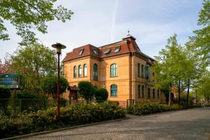 森夫滕贝格施洛斯城堡公园公寓式酒店的街道边的大砖砌建筑
