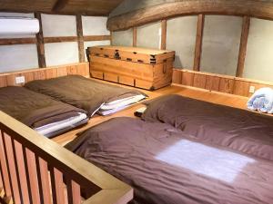 坂出市gamo house - Vacation STAY 18292v的铺有木地板的客房内的两张床