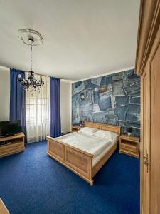 赫拉尼采Hotel Růžek的卧室配有一张床,墙上挂着壁画