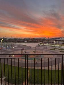 阿布扎比F1 Circuit View 1 Bd Apartment的一个带滑板公园的停车场的日落