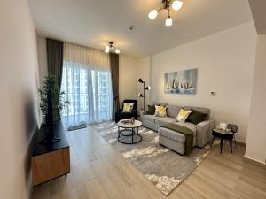 阿布扎比Spacious 1br With Seaworld View Yas Island 308的客厅配有沙发和桌子