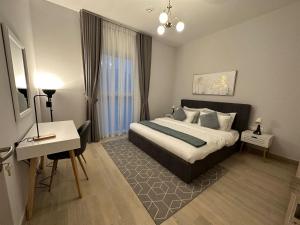 阿布扎比Elegant 1br With Partial Canal View At Yas Island的酒店客房配有一张床、一张书桌和一张西德西德西德西德床