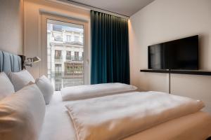 布鲁塞尔布鲁塞尔一号汽车旅馆的酒店客房设有两张床和电视。
