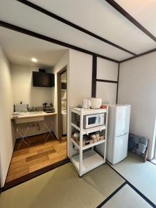 加贺あざみ庵山中温泉的厨房配有白色冰箱和水槽
