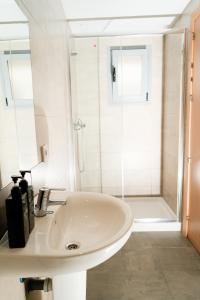 马略卡岛帕尔马阿尔贝古约维尼尔新艺术旅舍的白色的浴室设有水槽和淋浴。