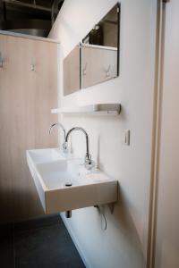 多德雷赫特Stadsklooster Dordt Hotel&Hostel的浴室设有白色水槽和镜子