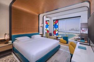迪拜Andaz by Hyatt – Palm Jumeirah的一间卧室设有一张大床和一个大窗户