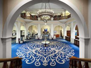 路易斯湖路易斯湖费尔蒙酒店的一个大大堂,配有吊灯和蓝色地毯