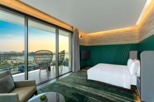 迪拜Hyatt Centric Jumeirah Dubai的酒店客房设有一张床和一个大窗户