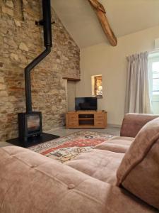 MinwearBroomhill Barns的带沙发和壁炉的客厅