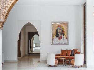 阿加迪尔Sofitel Agadir Royal Bay Resort的客厅配有沙发和一幅女人画