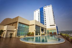 米里梅加酒店的建筑前的一座带游泳池的建筑