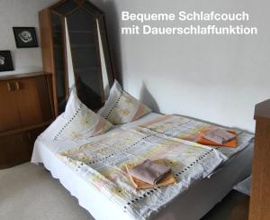阿尔夫Ferienwohnung Katharina I的一间卧室配有一张床,上面有两本书
