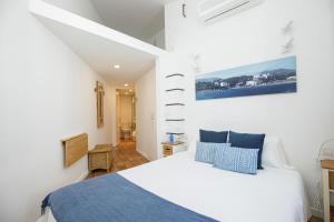 卡达克斯赫斯塔勒特卡达克斯酒店的一间卧室配有白色床和蓝色枕头
