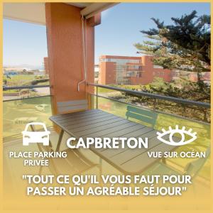 卡布勒通Capbreton - CERS - Plage - Famille - Couple的阳台上停车的传单