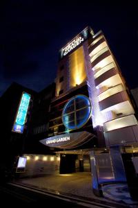 横滨尊贵花园情趣酒店（仅限成人）的夜间标有标志的酒店大楼