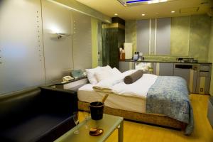 横滨尊贵花园情趣酒店（仅限成人）的酒店客房带一张床和一个厨房