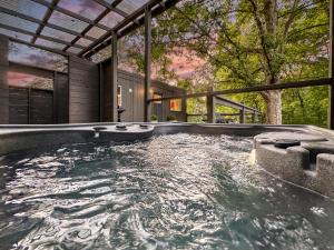 蓝岭Couples Retreat: King Bed:Hot tub:Firepit & More的一座房子后院的游泳池