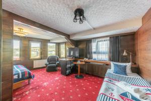 布拉格博特尔阿巴托斯酒店的酒店客房配有两张床和一张书桌