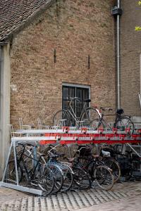 多德雷赫特Stadsklooster Dordt Hotel&Hostel的停在砖楼前的一群自行车
