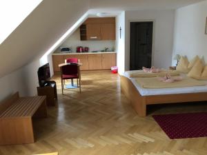 萨尔茨堡萨尔茨堡温床旅馆的一间带大床的卧室和一间厨房