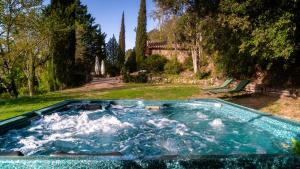 Sales del Llierca坎塞罗拉酒店的院子里的热水池