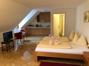 萨尔茨堡萨尔茨堡温床旅馆的一间卧室设有一张床和一间客厅。