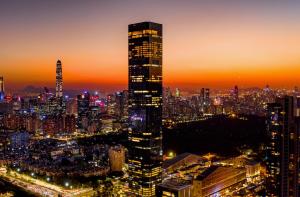深圳Mandarin Oriental, Shenzhen的城市天际线,夜晚有高耸的摩天大楼