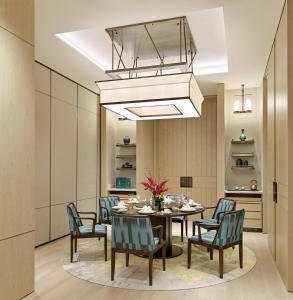 深圳Mandarin Oriental, Shenzhen的厨房以及带桌椅的用餐室。