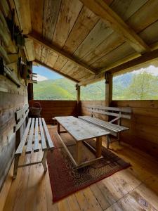 AndrijevicaHousehold Babovic - Old house Miljan's valley的小屋内一张桌子和长凳,享有美景