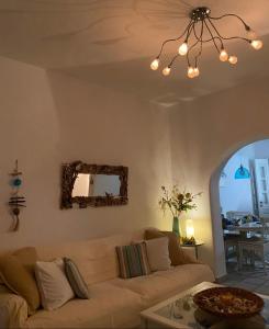 普拉迪斯亚罗斯Platis Gialos Ocean Dream House with Seaview的带沙发和镜子的客厅