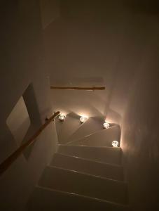 普拉迪斯亚罗斯Platis Gialos Ocean Dream House with Seaview的一套有灯的楼梯