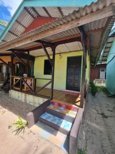 Kampong JuaraRainbow Tioman Cottage的门廊和楼梯的房子