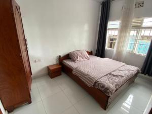 基加利BIZI HOMES的一间小卧室,配有床和窗户