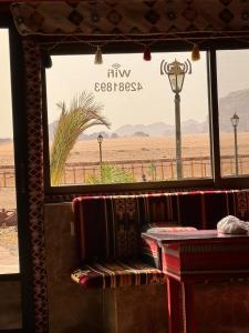 瓦迪拉姆Shakria Bedouin Life Camp的从公共汽车窗户欣赏沙漠美景