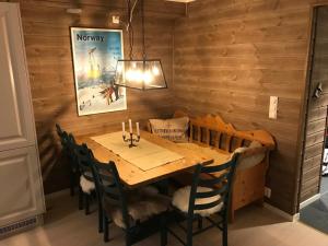 斯屈勒斯塔穆巴瓦斯特纳沃斯度假村的一间带木桌和椅子的用餐室