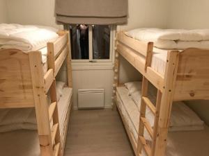 斯屈勒斯塔穆巴瓦斯特纳沃斯度假村的客房内的2套双层床