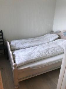 斯屈勒斯塔穆巴瓦斯特纳沃斯度假村的客房内的一张白色小床,